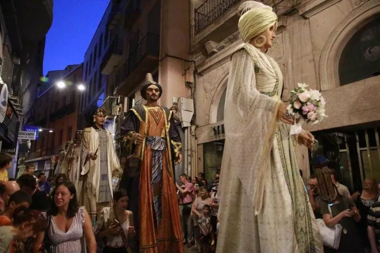 Els tradicionals fanalets de Sant Jaume il·luminen els carrers de Lleida
