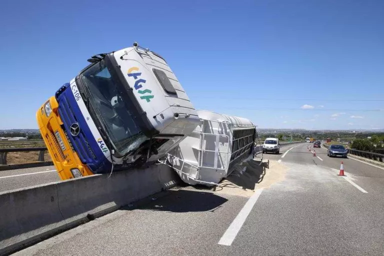 Bolca un camió i perd càrrega a l'A-2 a Alcoletge