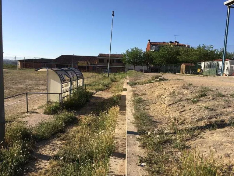 El PDeCAT reclama a la Paeria que arregli ja el camp de futbol i el local social de Llívia