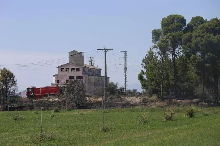 Sufoquen incendis de vegetació a Raimat i els Magraners