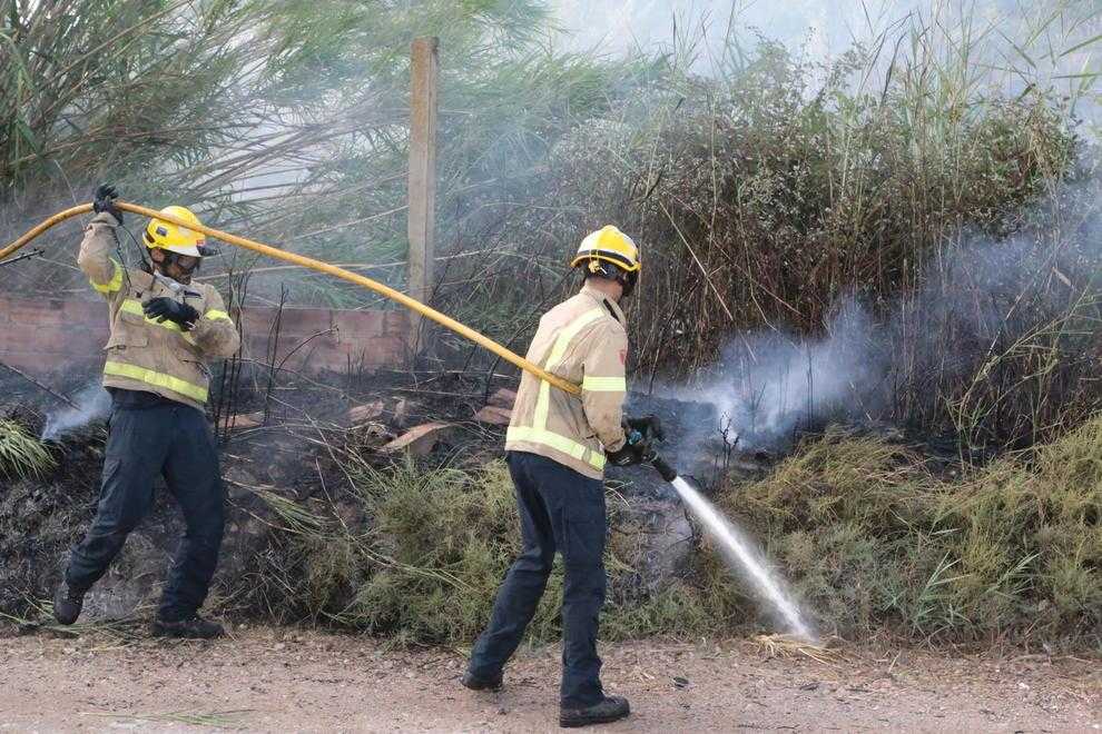 Sufoquen incendis de vegetació a Raimat i els Magraners