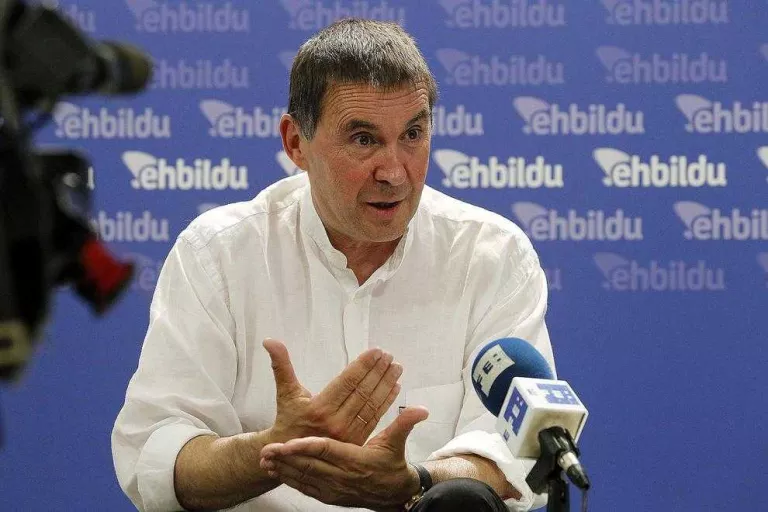 El PP veu “antidemocràtica” l'ANC per l'acte del “terrorista” Otegi