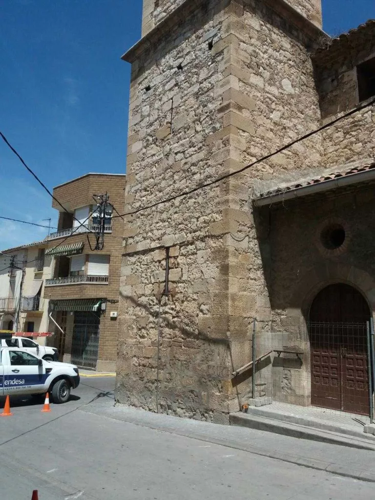 Substitueixen cablatge a la Granja per a les obres a l'església