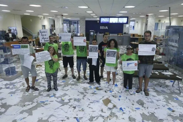 La PAH es tanca més de tres hores en una oficina bancària a la rambla Ferran