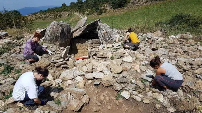 Última excavació al Dolmen de la Llosa