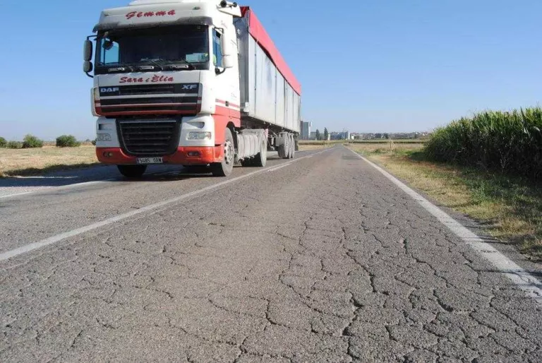 La carretera actual és estreta i hi ha trams en molt mal estat.
