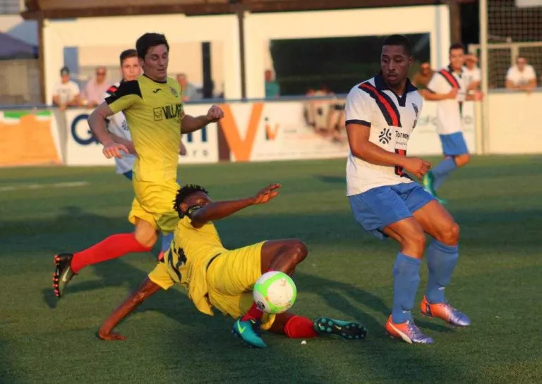 Jean Marco intenta tallar una jugada d’un jugador del Torrefarrera en presència d’Isaac.
