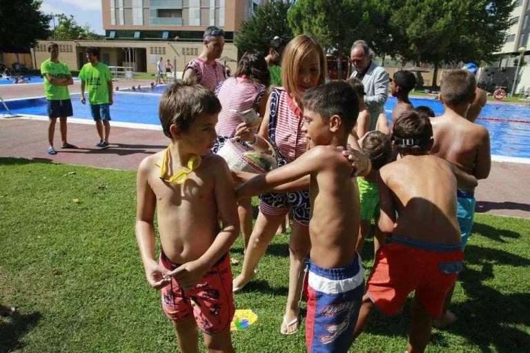 Sanitaris informen a les piscines de Cappont sobre els efectes de la calor i el sol