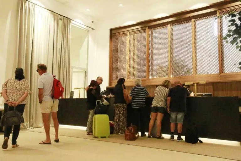 Maldecaps per arribar al pàrquing del Parador del Roser, que ja té ple tot l'agost