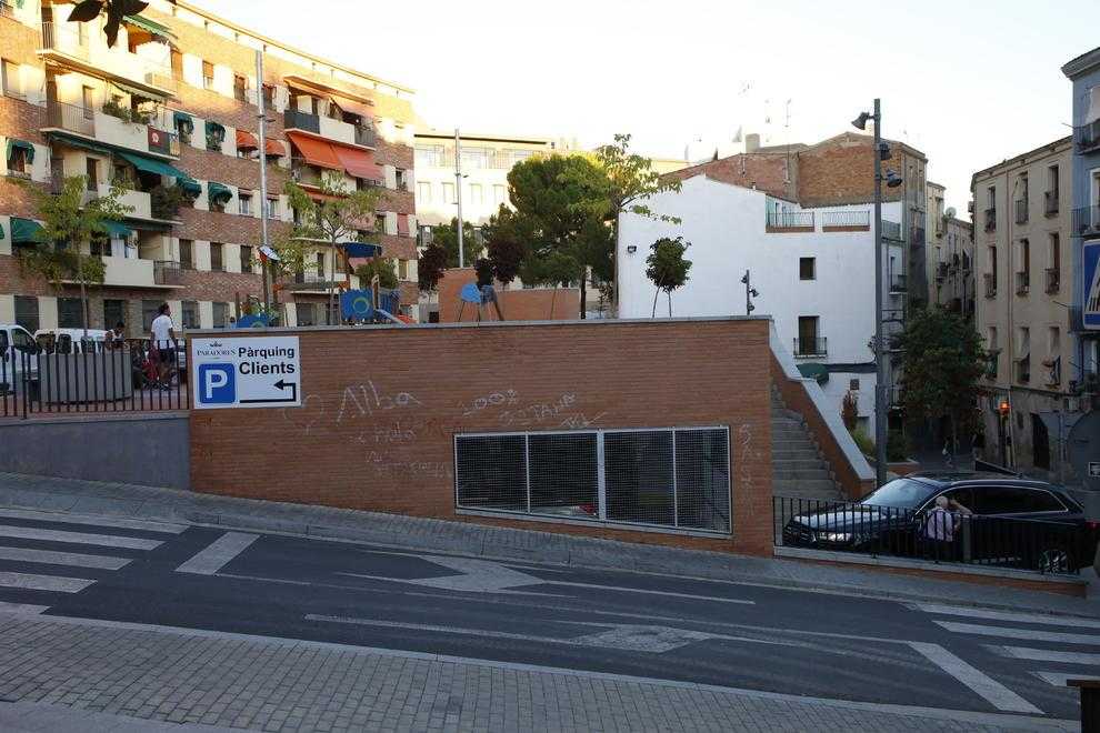 Maldecaps per arribar al pàrquing del Parador del Roser, que ja té ple tot l'agost