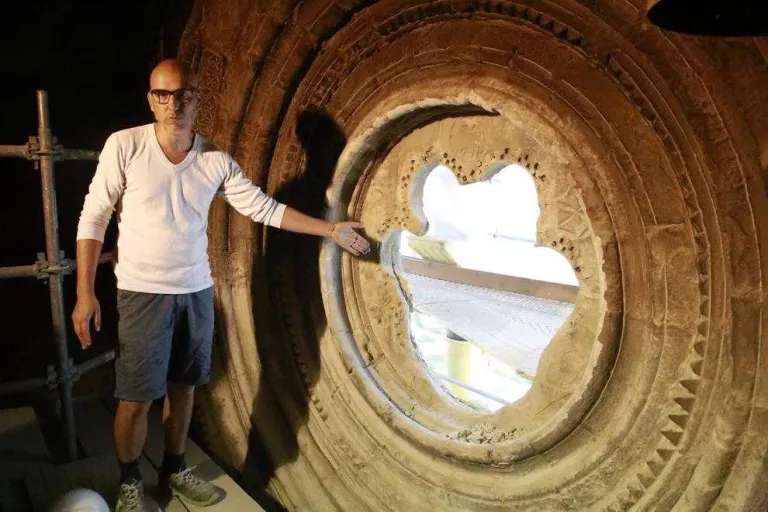 La façana romànica de Santa Maria d'Almatà tindrà vitralls per primer cop en 300 anys