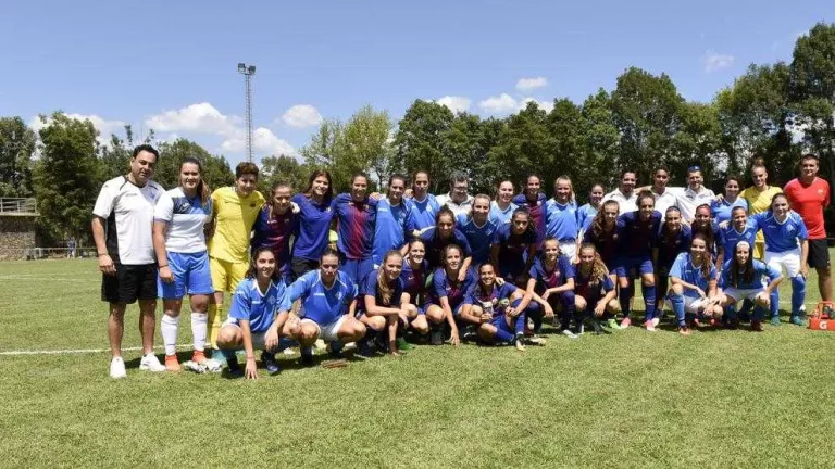 Les jugadores dels dos equips van posar juntes ahir al camp de les Preses.
