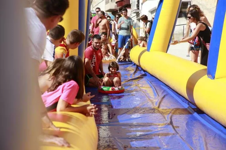 Un supertobogan per refrescar-se i divertir-se a la festa major d'Arbeca