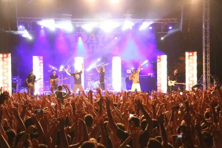Prop de 2.500 persones al concert de La Raíz a Torregrossa