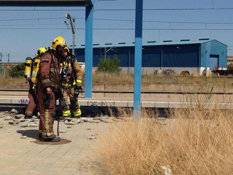 Una explosió a l’estació de tren de Puigverd de Lleida talla la via 9 hores