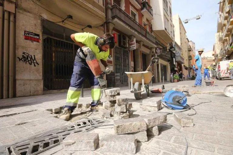 Nova substitució de llambordes trencades al carrer Democràcia
