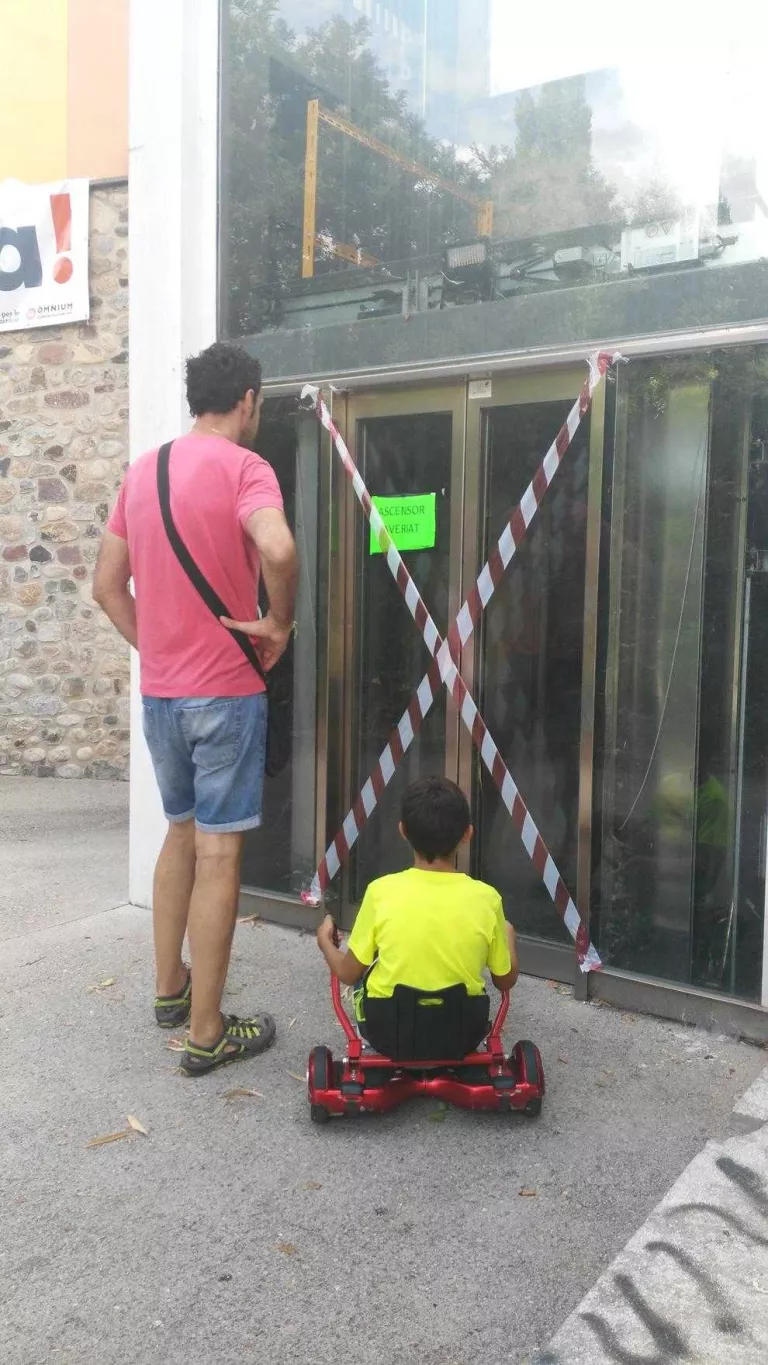 Incivisme a l’ascensor del Parc del Segre