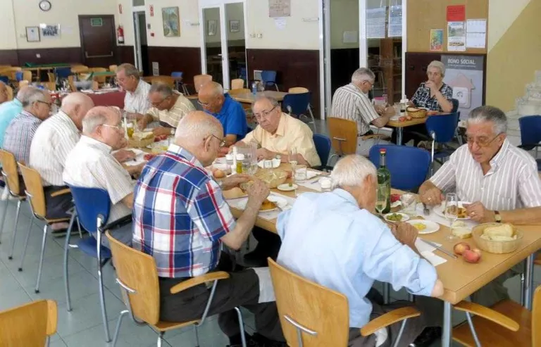 Una cinquantena de persones grans són usuàries cada dia dels àpats a 5 euros de les llars de jubilats