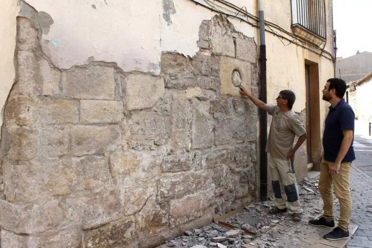Comencen les obres per fer visible una torre medieval del segle XIV a Tàrrega