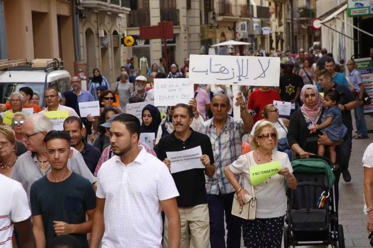 Dos-centes persones clamen a Lleida “Som musulmans, no terroristes”