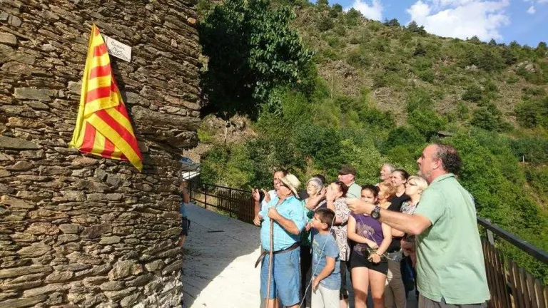 Els veïns de Romadriu inauguren el seu primer carrer pavimentat