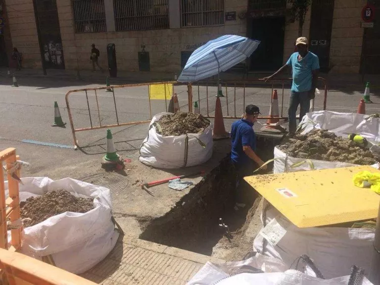 Tall d'un carril al Clot per canviar una canonada