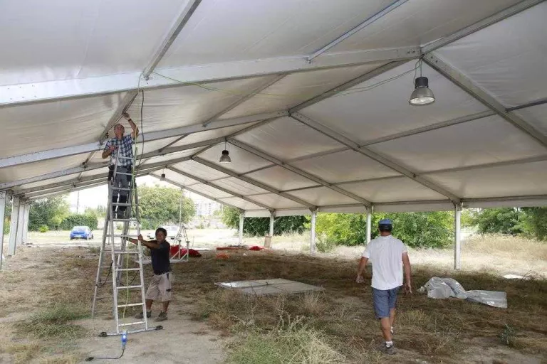 Instal·len la carpa per als resos dels musulmans