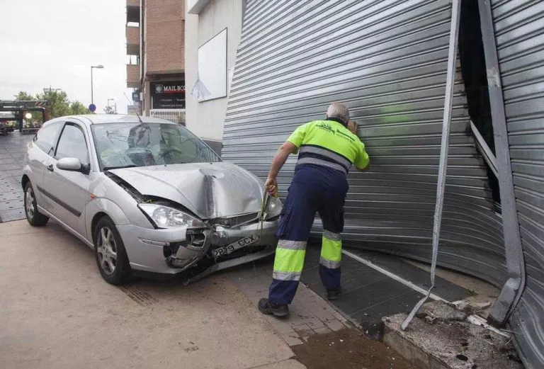 Se salta una rotonda i encasta el cotxe contra un comerç a Tàrrega