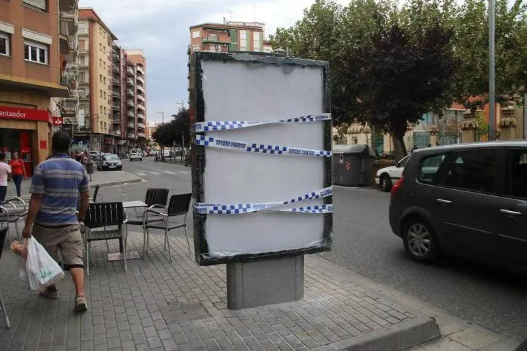 Precinten un plafó publicitari amb el vidre trencat a Lluís Companys