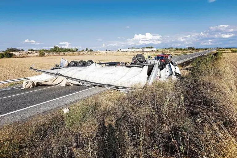 Dos nous accidents de camió tallen durant hores les polèmiques N-240 i N-230