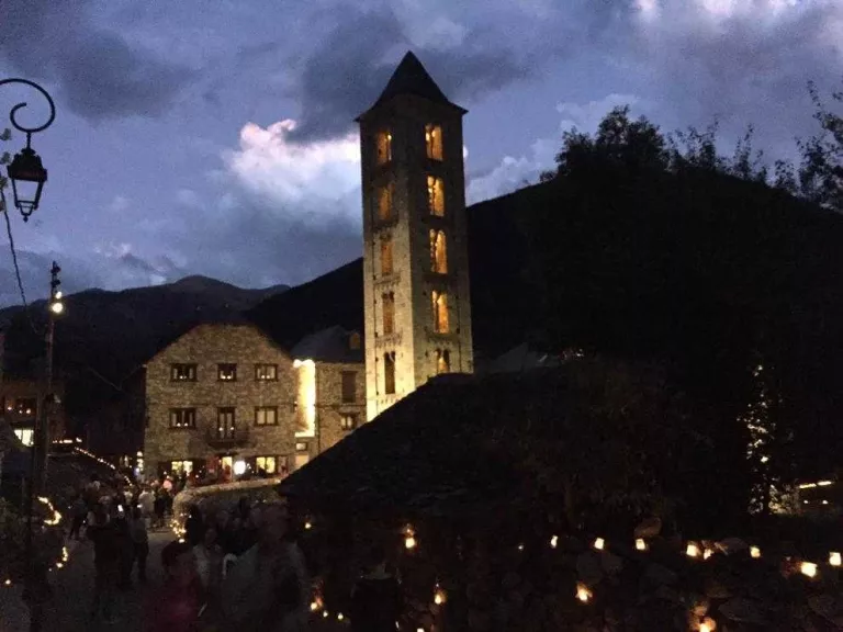 Nit màgica amb l'encesa d'espelmes a Erill la Vall