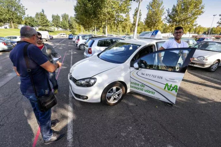 Els examinadors reprenen la vaga i a Lleida en treballen la meitat
