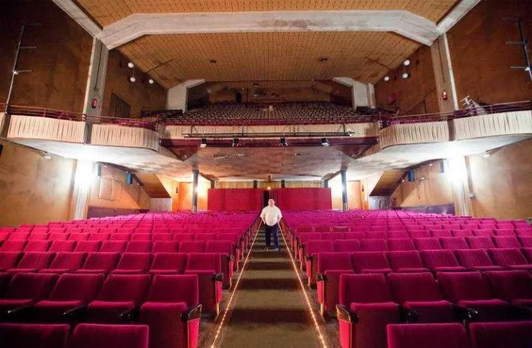 Cultura prepara un pla per a que totes les capitals de comarca tinguin cine