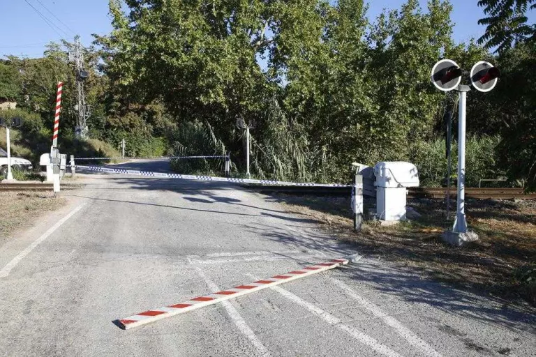 Destrossen la barrera d’un pas a nivell a Grenyana
