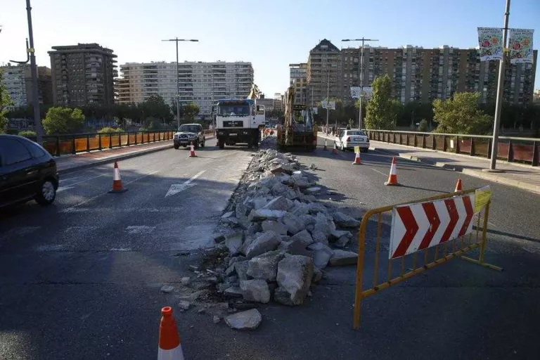Conclou la demolició de la mitjana del pont de la Universitat