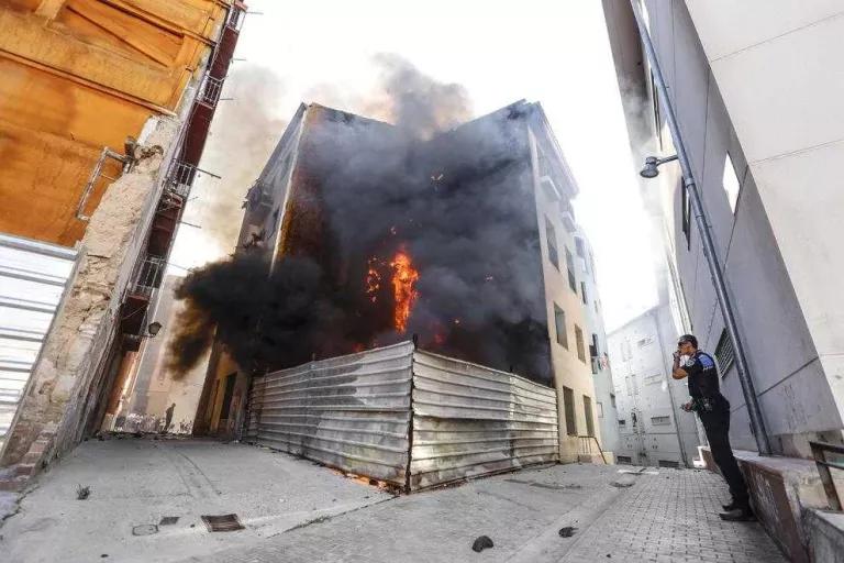 Quatre intoxicats i deu desallotjats a l’incendiar-se un solar del Barri Antic