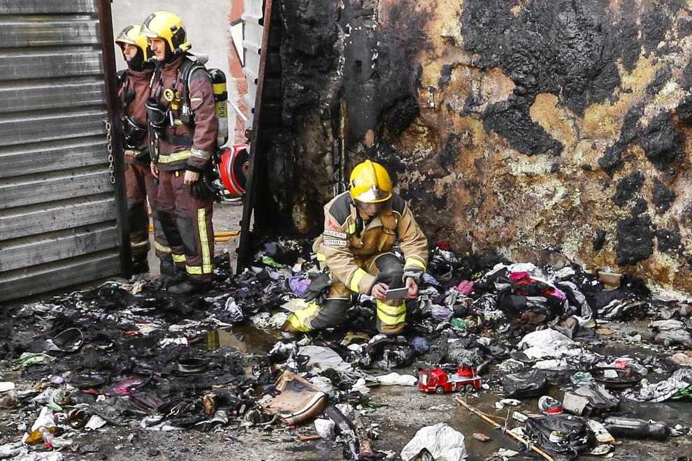 Quatre intoxicats i deu desallotjats a l’incendiar-se un solar del Barri Antic