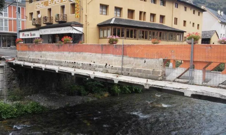 Les repara la passarel·la de la Garona per la riuada del 2013