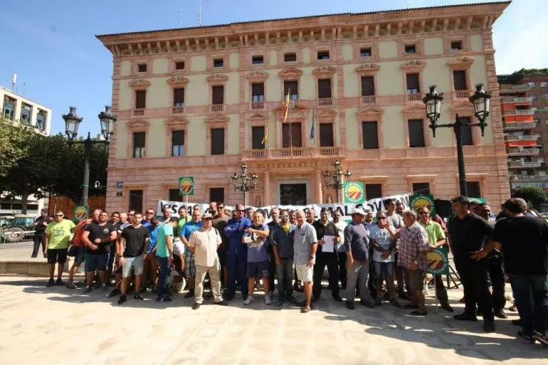Quinze tractors tallen Rambla Ferran per exigir un pla nacional de la fruita dolça