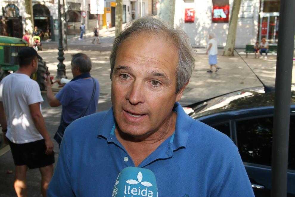 Quinze tractors tallen Rambla Ferran per exigir un pla nacional de la fruita dolça