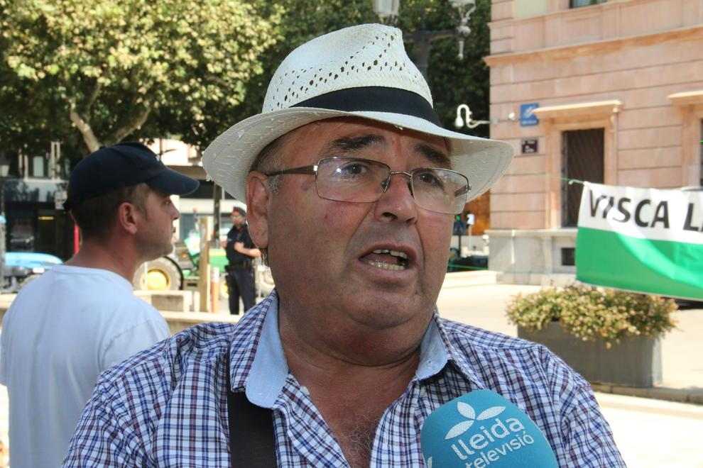Quinze tractors tallen Rambla Ferran per exigir un pla nacional de la fruita dolça