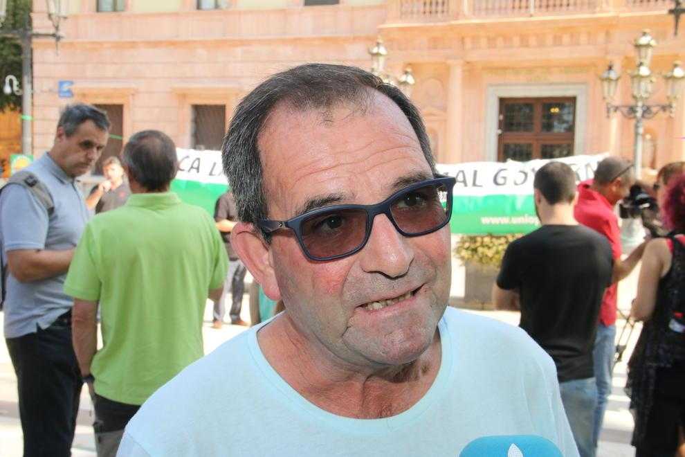 Quinze tractors tallen Rambla Ferran per exigir un pla nacional de la fruita dolça