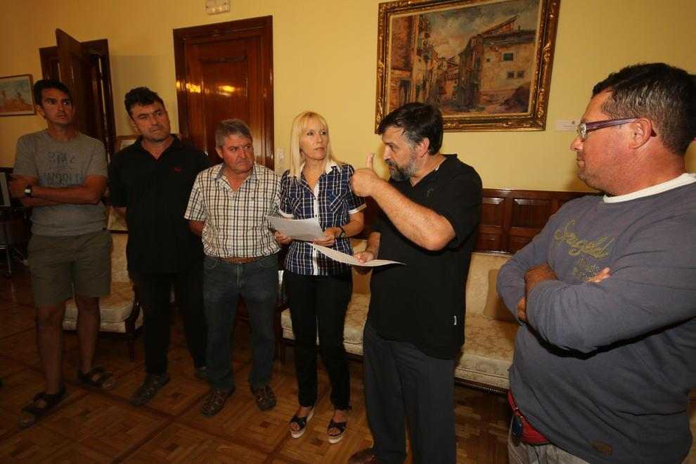 Quinze tractors tallen Rambla Ferran per exigir un pla nacional de la fruita dolça