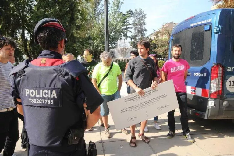 La CUP porta una papereta gegant a la subdelegació per reclamar poder votar al referèndum