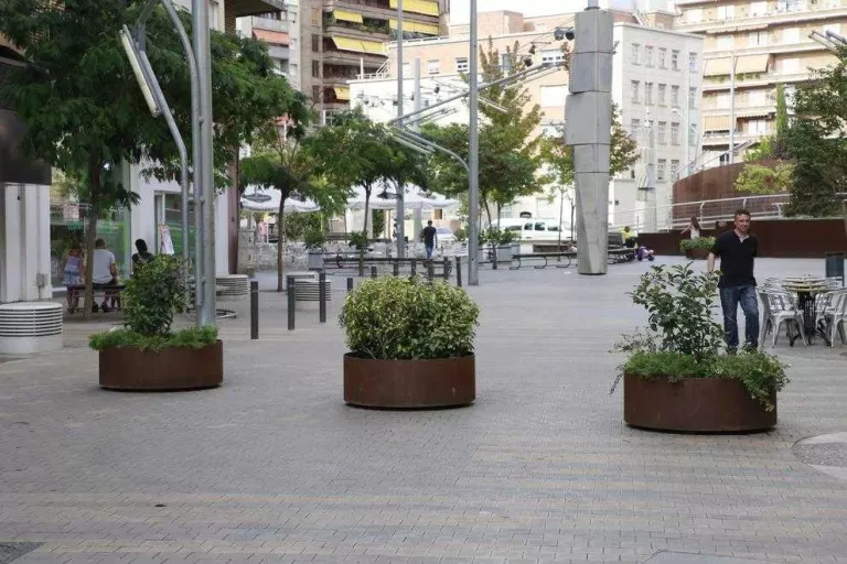 Més de 600 firmes demanen reobrir al trànsit Bisbe Ruano a Ricard Viñes