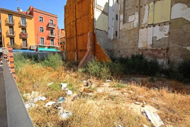 Diversos solars buits acumulen escombraries al Centre Històric