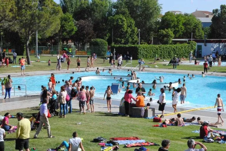 Mollerussa ha expulsat aquest estiu 57 joves de les piscines municipals