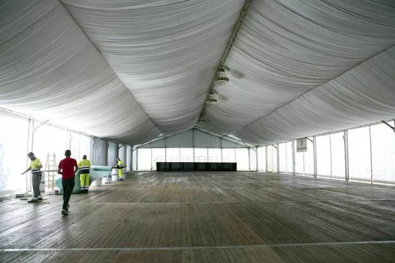 Cervera instal·la una gran carpa per festes al centre