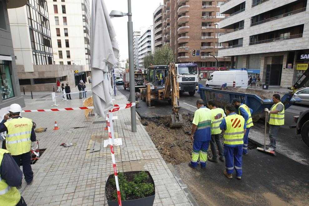 Una canonada d’aigua rebenta i obliga a tallar l’avinguda Catalunya