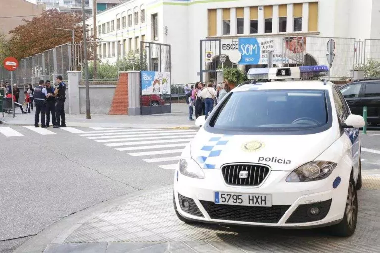La policia evita una baralla entre dos famílies a les portes d’un col·legi